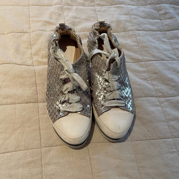 Ron White Silver Mettalic Runners - Picture 1 of 5